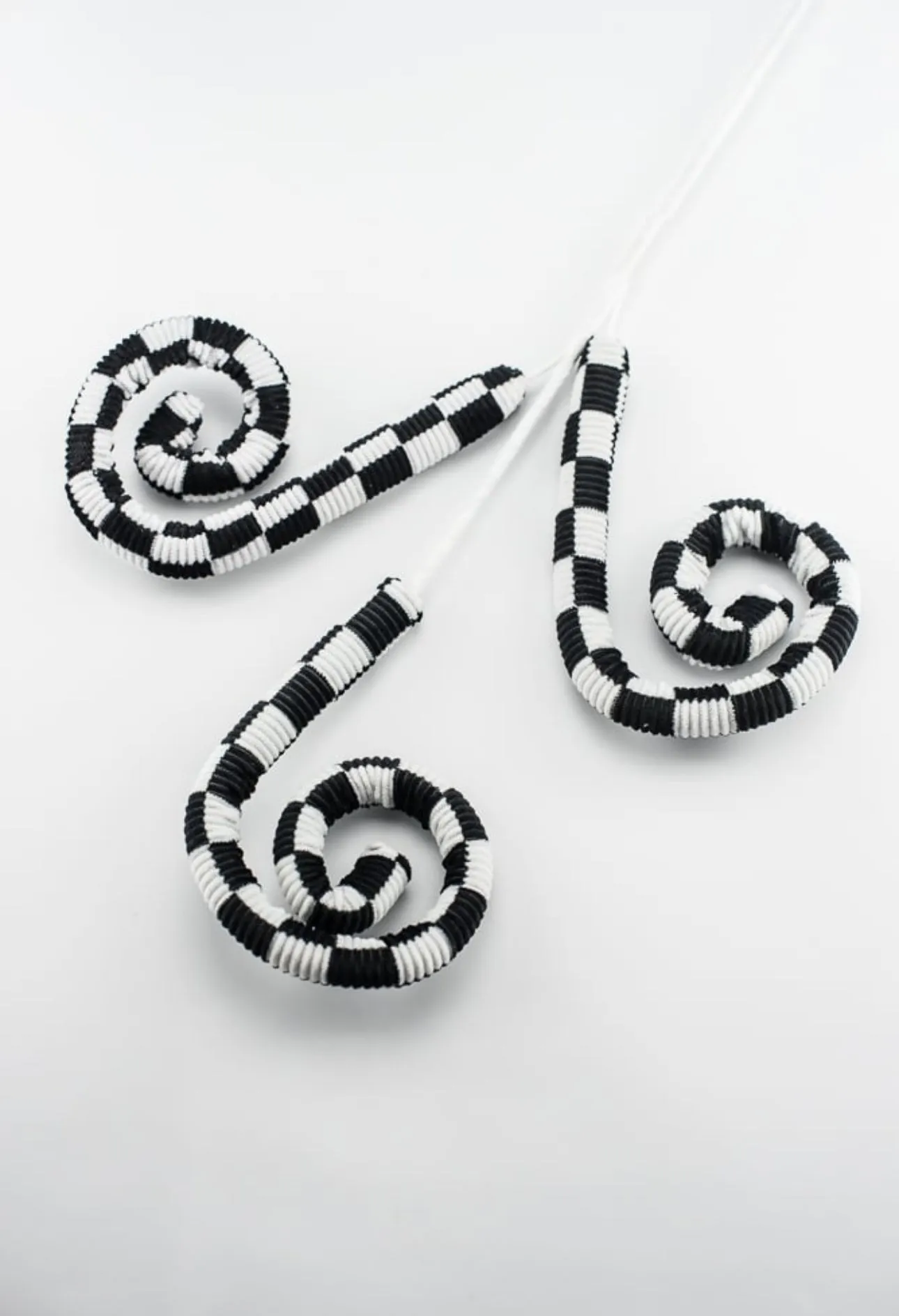 Black and white check curly spray