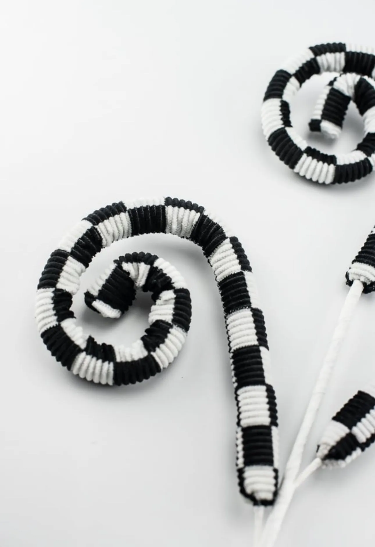 Black and white check curly spray