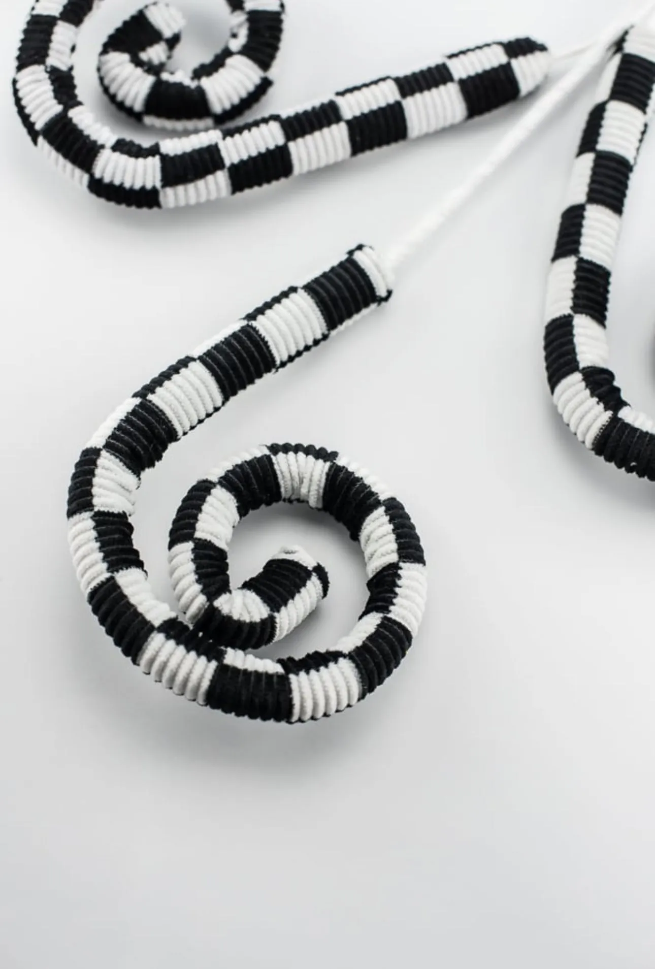 Black and white check curly spray